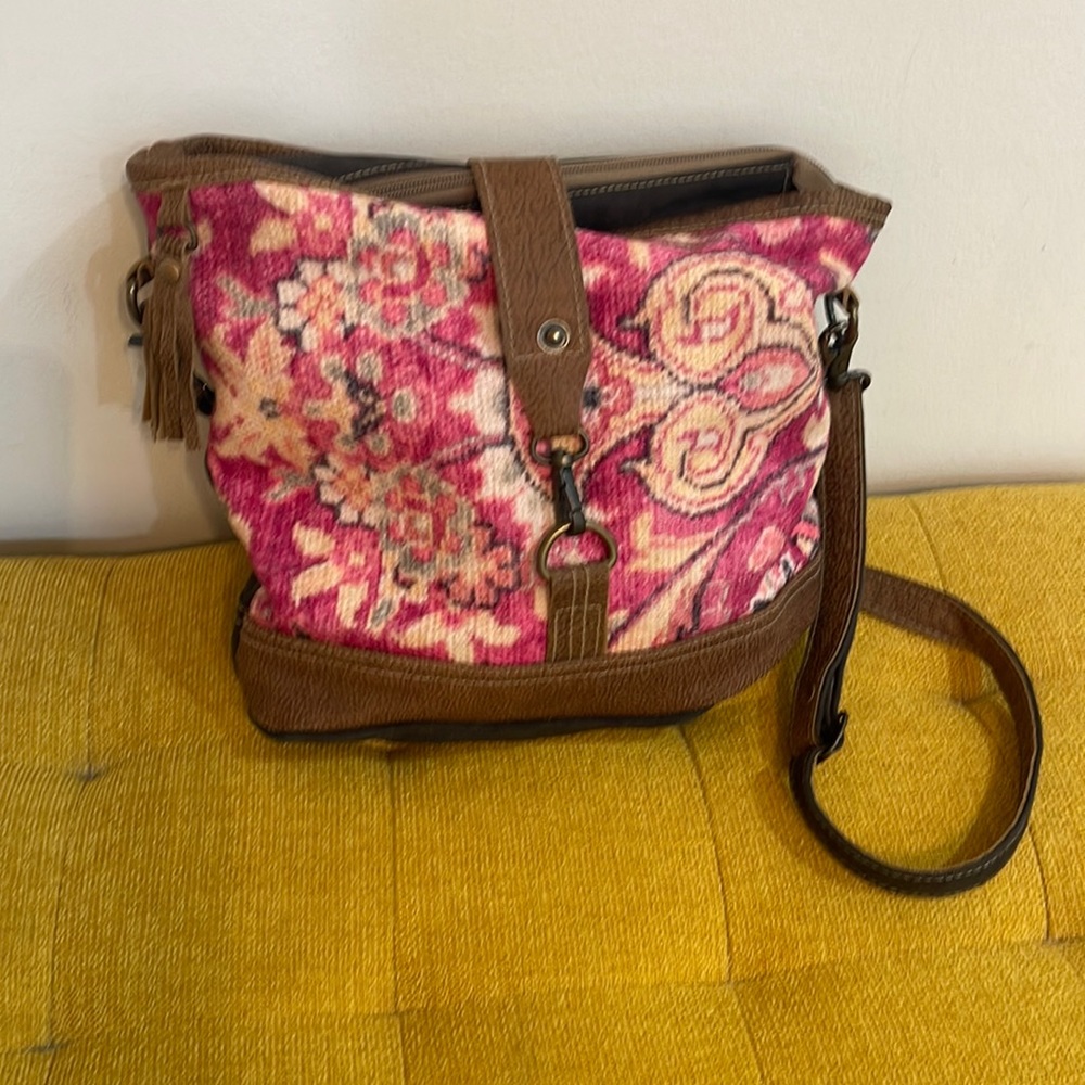 Gently used Myra Bag 100% cotton carve 100% leather ..☘️☘️